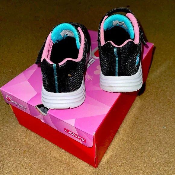 🎆 Sketcher’s light up sneakers 🎇 - Picture 7 of 10